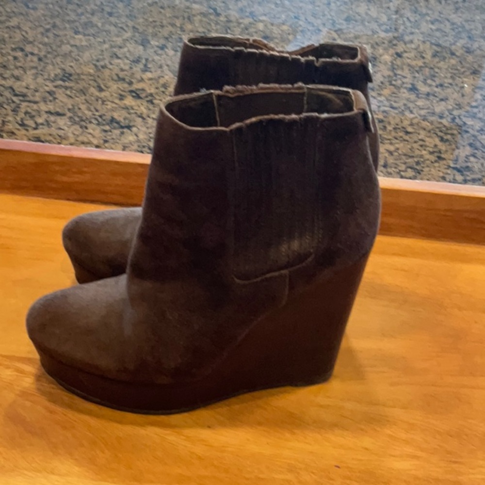 MICHAEL KORS BORWN SUEDE PLATFORM WEDGE BOOTIE SIZE: 7-1/2